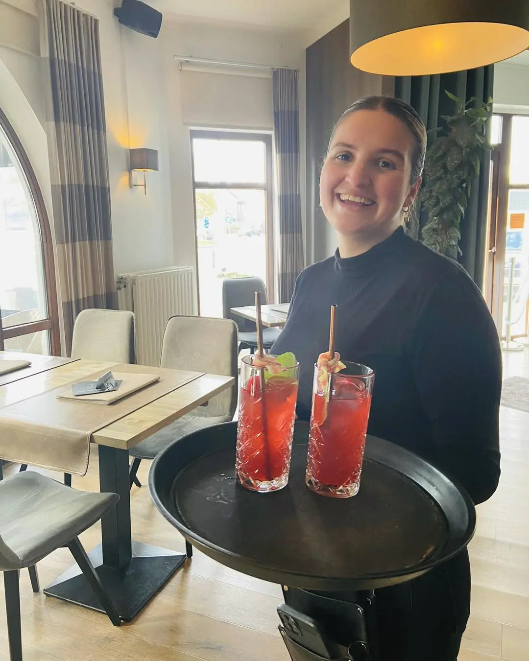 Medewerkster van Brasserie De Wissel serveert twee cocktails