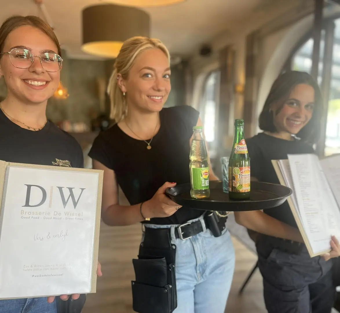 Bediening van Brasserie De Wissel met menukaarten en drankjes
