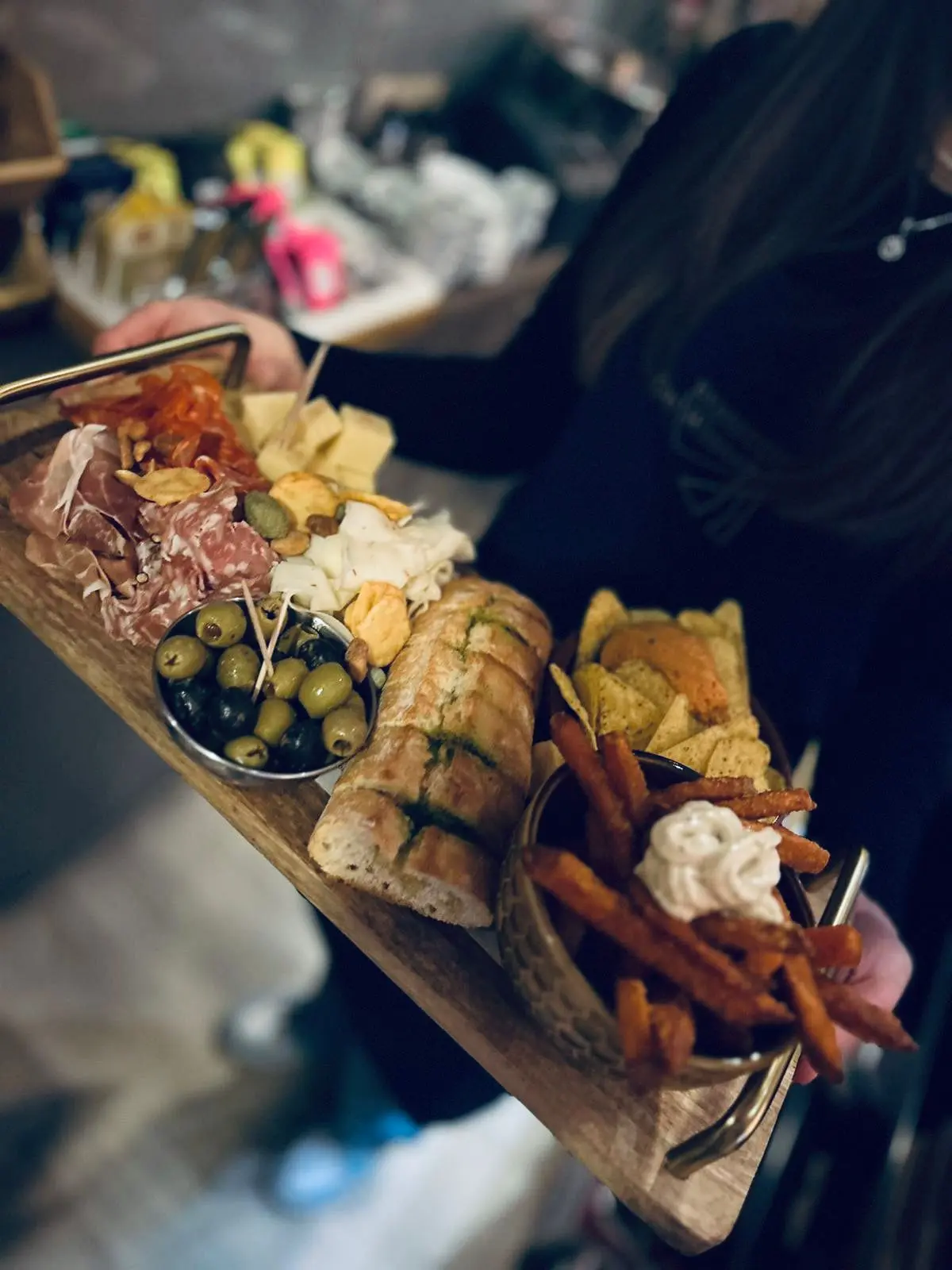 Borrelplank met charcuterie, kaas, olijven en zoete aardappelfrietjes