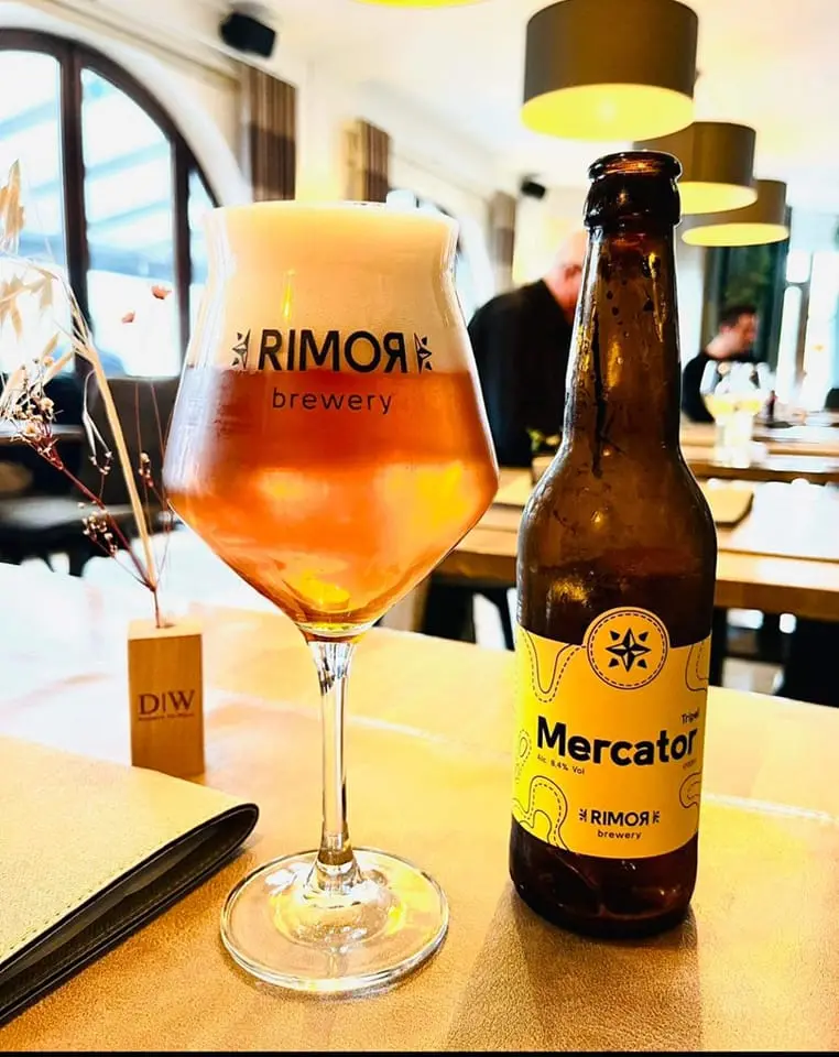 Glas speciaalbier op tafel bij het boograam in Brasserie De Wissel