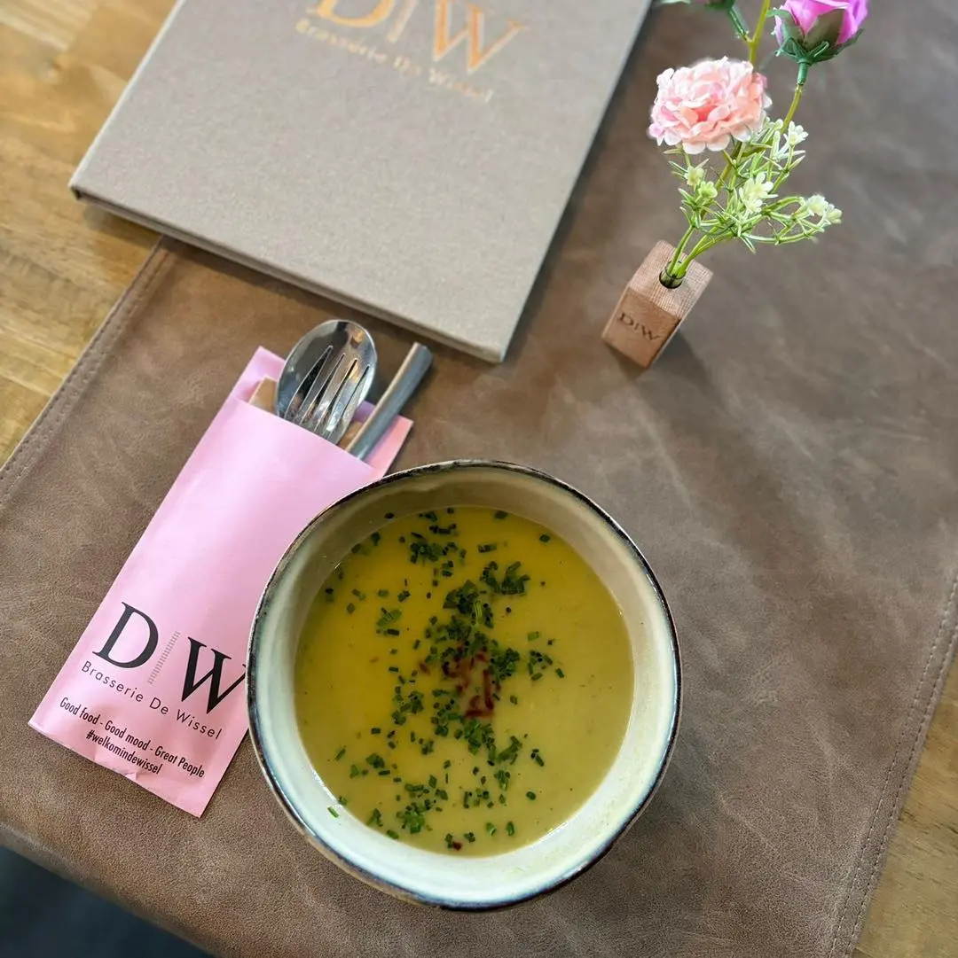 Kom verse soep naast de menukaart van Brasserie De Wissel